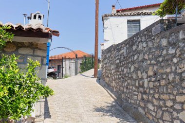 Kassandra-Chalkidiki yarımadasında, Afytos 'un eski bir kasabasında sokak - Yunanistan
