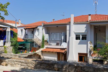 Kassandra-Chalkidiki yarımadasındaki Akdeniz kıyısındaki Afytos köyünde güzel bir mimari - Yunanistan