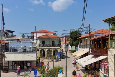 Kassandra-Chalkidiki yarımadasındaki eski Afytos kentindeki ana pazar manzarası - Yunanistan