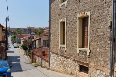 Akdeniz şehrinin eski sokaklarında, Kassandra-Chalkidiki yarımadasında Afytos 'ta - Yunanistan