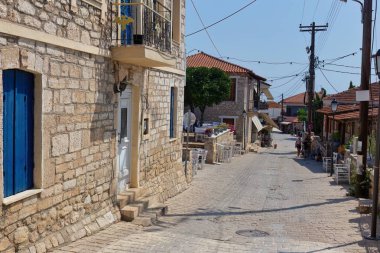 Kassandra-Chalkidiki yarımadasındaki Afytos şehrinin eski caddesi - Yunanistan