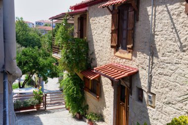 Kassandra-Chalkidiki yarımadasında Afytos 'ta penceresi olan eski bir ev - Yunanistan