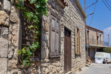 Kassandra-Chalkidiki yarımadasındaki Akdeniz 'deki eski taş ev - Yunanistan
