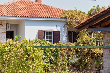 Kassandra-Chalkidiki yarımadasında Afytos 'ta penceresi olan eski bir ev - Yunanistan