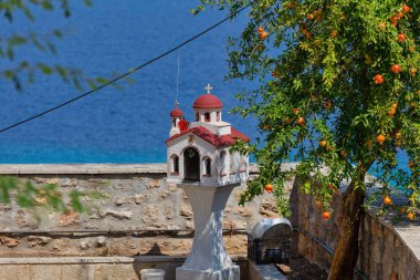 Kassandra-Chalkidiki yarımadasında Afytos 'ta deniz manzaralı küçük Yunan kilisesi - Yunanistan