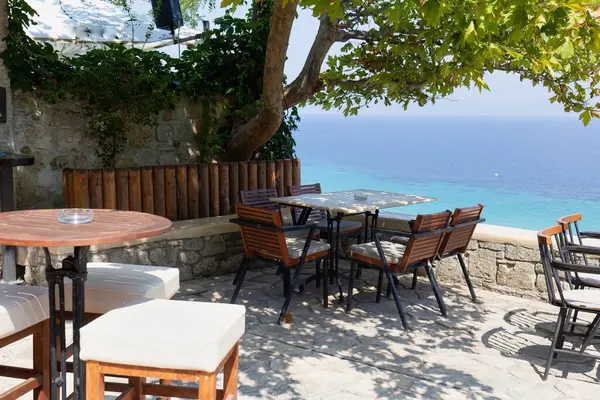 Kassandra-Chalkidiki yarımadasındaki Afytos 'ta deniz manzaralı restoranda güzel bir manzara - Yunanistan