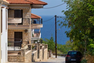 Kassandra-Chalkidiki yarımadasındaki Afytos köyündeki bir binanın güzel bir görüntüsü - Yunanistan