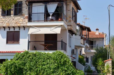 Kassandra-Chalkidiki yarımadasındaki Afytos 'taki Akdeniz adasının manzarası - Yunanistan