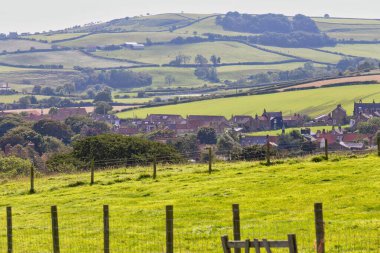Robin Hoods Körfezi 'nde bir köy manzarası - Kuzey Yorkshire - Büyük Britanya