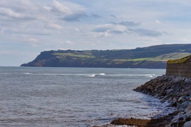 Robin Hoods Körfezi 'ndeki dağlarda deniz manzaralı güzel manzara - Kuzey Yorkshire - Büyük Britanya