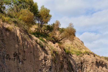 Robin Hoods Körfezi 'ndeki bir uçurumun güzel manzarası Kuzey Yorkshire Büyük Britanya