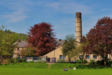 Hebden Köprüsü 'ndeki eski fabrika ve ağaçların manzarası - Batı Yorkshire - İngiltere