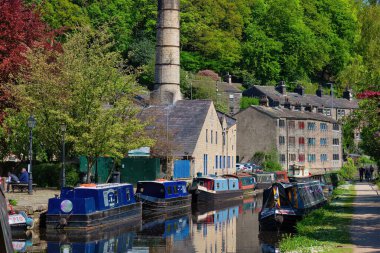 Hebden Köprüsü 'nde değirmenli Rochdale Kanalı - Batı Yorkshire - Büyük Britanya