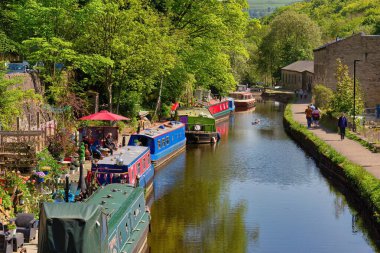 Hebden Köprüsü 'ndeki Rochdale Kanalı' ndaki eski teknelerin manzarası - Batı Yorkshire - Büyük Britanya