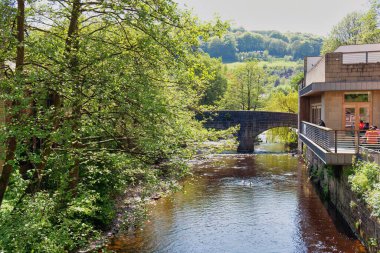 Eski köprüsü olan nehir Hebden Köprüsü - Batı Yorkshire - Büyük Britanya