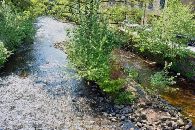 Hebden Köprüsü 'ndeki parkta bir nehir - Batı Yorkshire - Büyük Britanya