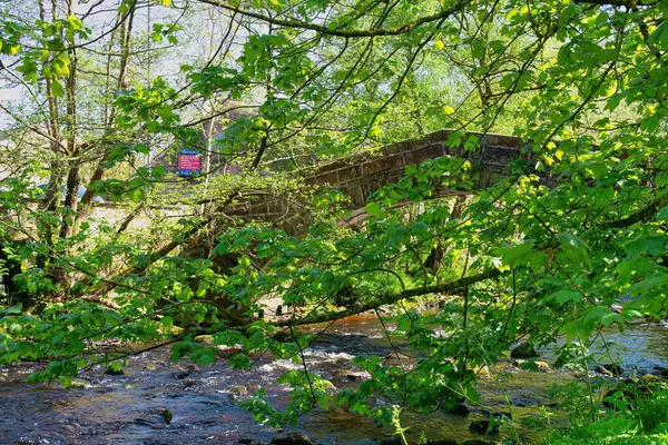 Hebden Köprüsü 'ndeki eski köprü- Batı Yorkshire - Büyük Britanya