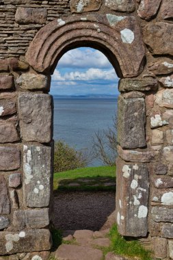 Heysham-Lancashire 'daki bir uçurumun üzerindeki eski bir kilisenin kalıntıları.