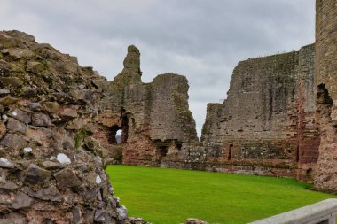 Galler 'in eski şatosunun kalıntıları Castell Rhuddlan - Rhyl - Galler