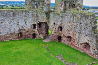Kalenin yıkıntıları, duvarların manzarası Castell Rhuddlan, Rhyl, Galler Büyük Britanya