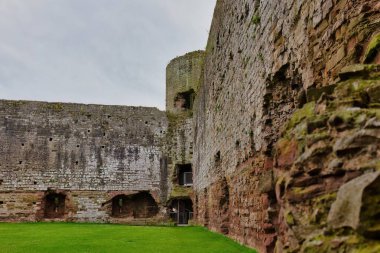 Kalenin duvarları ve kulesi Castell Rhuddlan - Rhyl - Galler Büyük Britanya