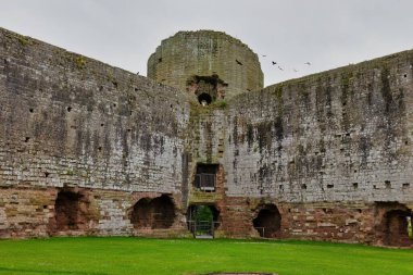 Ortaçağ kalesinin kalıntıları - Castell Rhuddlan - Rhyl - Galler - İngiltere