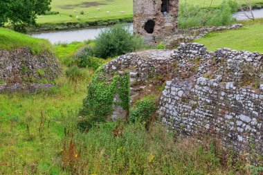 Eski şatonun kalıntıları Castell Rhuddlan - Rhyl - Galler Büyük Britanya