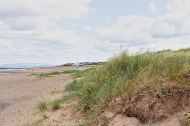 Fleetwood 'da çim ve kum tepecikli sahil - Lancashire - Büyük Britanya
