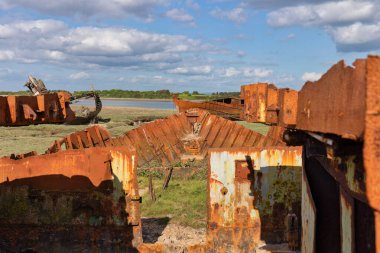 Fleetwood 'da güneşli bir günde terk edilmiş metal gemi - Lancashire - Büyük Britanya