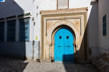 Sousse - Tunus 'taki eski Medine binasının geleneksel Arap mavi kapısı.