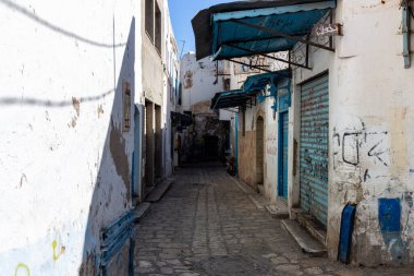Sousse - Tunus 'ta Medine' de eski dar bir sokaktır.