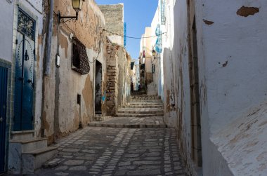 Sousse - Tunus 'ta eski Medine binaları olan eski dar bir sokak.