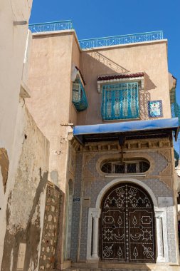 Sousse - Tunus 'ta, Medine' de Arapça kapısı olan eski bir ev.
