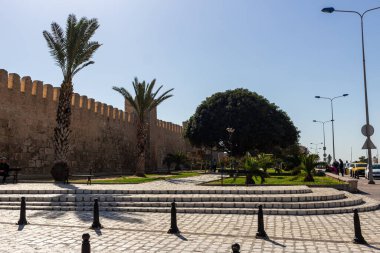 Sousse - Tunus 'taki Medine duvarlarının yanındaki park manzarası