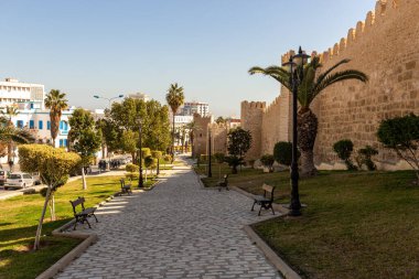 Sousse - Tunus 'ta Medine duvarının yanına park edin.