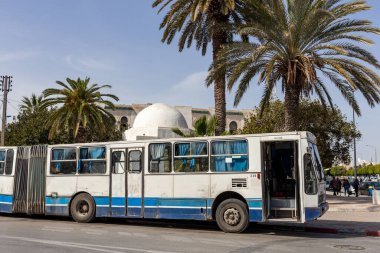 Sousse - Tunus 'ta sokak ve palmiye caddelerindeki otobüs.