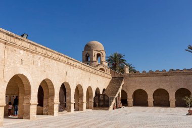 Kulesi olan Büyük Susam Camii - Tunus manzarası