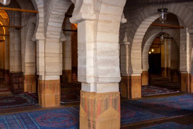 Sousse Büyük Camii 'nin iç manzarası - Tunus