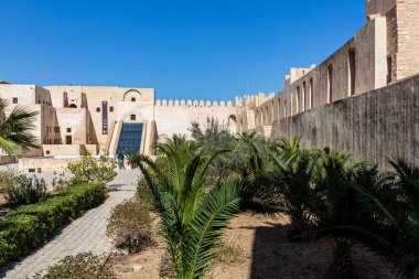 Sousse - Tunus 'taki palmiye ağaçları ve Phare de Susse manzarası