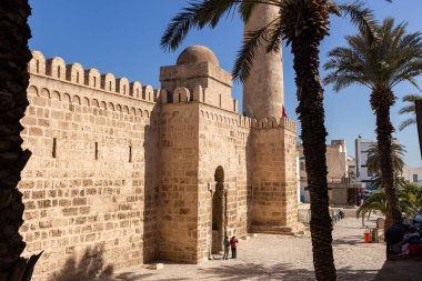 Sousse 'daki Phare de Susse manzarası - Tunus ve palmiye ağacı