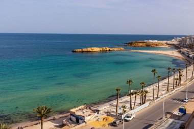 Sabahları deniz manzarası ve kumsal ve Manastır 'da kasaba - Tunus