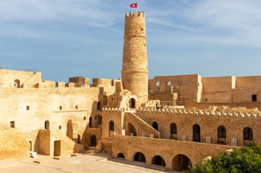 Ribat, Tunus, Ribat 'taki ana bina ve kule canlılığı