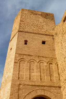 Manastır 'daki Ribat Kulesi' nin önü - Tunus