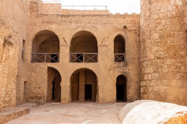 Antik kalenin avlusunun duvarları - Ribat in Manastır - Tunus