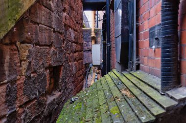 Chester- Cheshire - Büyük Britanya 'da arka planda penceresi olan eski tuğla duvar