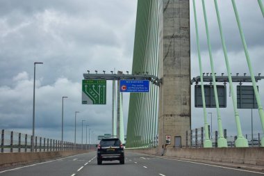 Modern bir arabanın köprüsünün dikey görüntüsü. 