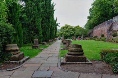 Chester- Cheshire - İngiltere 'deki harabelerle dolu bir parkın dikey görüntüsü.