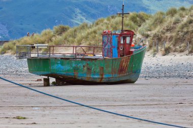 Gwynedd- Wales, İngiltere Barmouth sahilinde bir tekne.