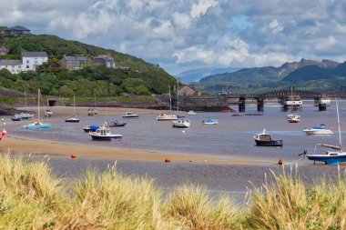 Yazın deniz manzarası Barmouth 'ta köprü ve dağlarla Gwynedd- Galler- Büyük Britanya