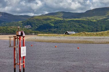 Barmouth 'taki dağlardaki kumsal, Gwynedd- Wales- Büyük Britanya